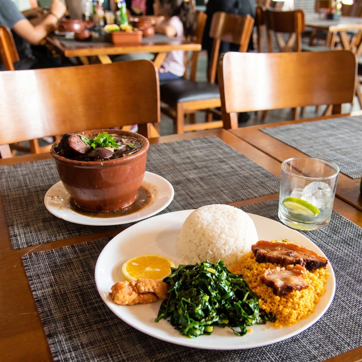 Feijoada com arroz, couve, farofa, torresmo e laranja, prato de quarta e sábado